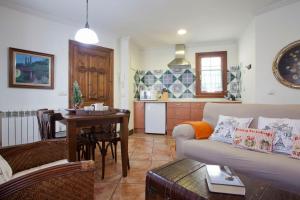 un soggiorno con un divano e un tavolo di Apartamentos Casa María Juanín a Collanzo Altre 30 foto
