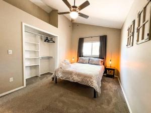 een slaapkamer met een bed en een plafondventilator bij Family Retreat near USAFA / Firepit/Games/Grill in Colorado Springs