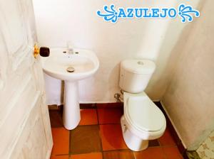 A bathroom at AZULEJO