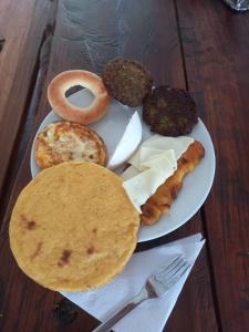 un plato de comida con aros de cebolla y otros alimentos en AZULEJO, en Jericó