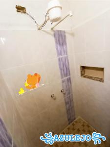 A bathroom at AZULEJO