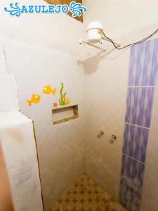 A bathroom at AZULEJO