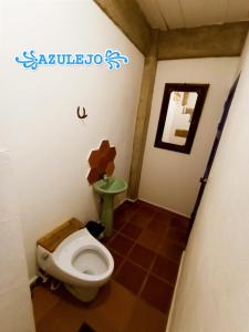 A bathroom at AZULEJO