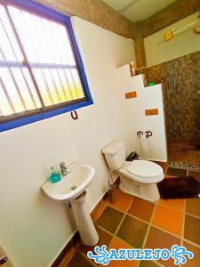 A bathroom at AZULEJO
