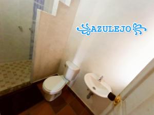 A bathroom at AZULEJO