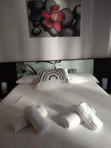 ein Bett mit zwei Rollen Handtücher drauf in der Unterkunft Apartamento Etxe Morea, Casco Histórico in Bermeo