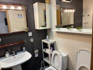 Kúpeľňa v ubytovaní PLAYA ALMARDA,PISCINA,2 TERRAZAS,WIFI,PARKING,BBQ,TRANQUILo