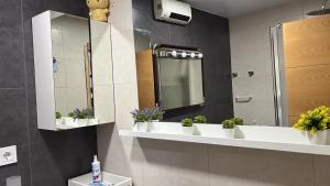 Kúpeľňa v ubytovaní PLAYA ALMARDA,PISCINA,2 TERRAZAS,WIFI,PARKING,BBQ,TRANQUILo