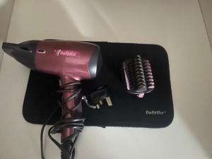 a hairdryer and a hair dryer on a black holder at Modern Dublin City Centre in Dublin