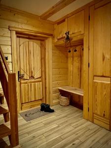 una habitación con una cabaña de madera con un banco. en Domki Na Wypasie en Białka Tatrzanska