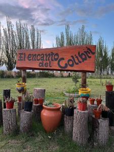 una señal para un huerto ecológico con macetas en EL ENCANTO DEL COLIBRE en San Carlos