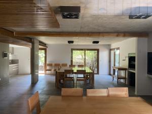a dining room and kitchen with a table and chairs at Alamos de los Andes ExtraL - Andarlibre in San Martín de los Andes