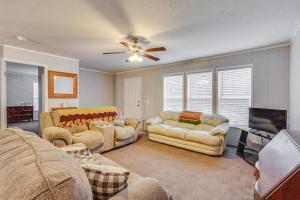 - un salon avec deux canapés et un ventilateur de plafond dans l'établissement Pet-Friendly Home about 10 Mi to Hocking Hills!, à South Bloomingville