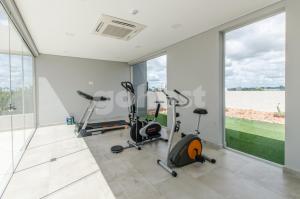 un gimnasio con cintas de correr y equipos de ejercicio en un edificio en Elegant Villa Morra Apartment Bbqbalconygympool, en Asunción