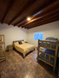1 dormitorio con 2 literas y ventana en EL ENCANTO DEL COLIBRE en San Carlos