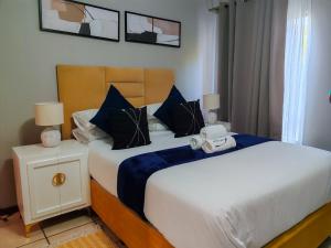 1 dormitorio con 2 camas y 2 mesitas de noche en Tevin Nest, en Sandton