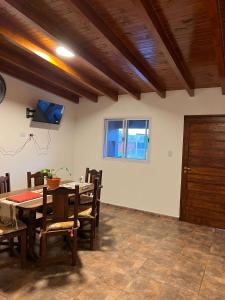 comedor con mesa y techos de madera en EL ENCANTO DEL COLIBRE en San Carlos