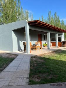 Casa pequeña con patio y mesa en EL ENCANTO DEL COLIBRE en San Carlos