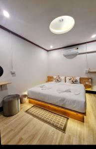 1 dormitorio con 1 cama grande en una habitación en WC Coffee&ไร่หวานซึ้ง, en Mae Hong Son