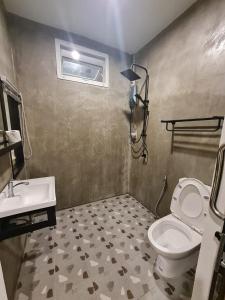 La salle de bains est pourvue de toilettes et d'un lavabo. dans l'établissement WC Coffee&ไร่หวานซึ้ง, à Mae Hong Son