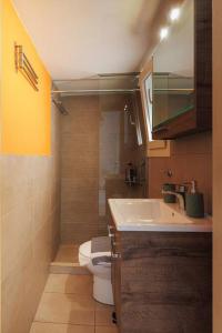 Baño pequeño con aseo y lavamanos en Colourful cosy apartment at Panormou metro station, en Atenas