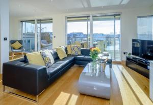 TV a/nebo společenská místnost v ubytování Wren Lodge HM11 HOT TUB Lakeside Spa Property