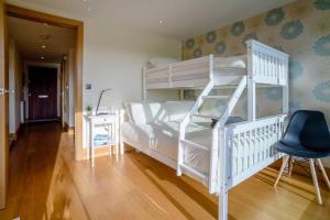 Postel nebo postele na pokoji v ubytování Wren Lodge HM11 HOT TUB Lakeside Spa Property + 52 fotografií