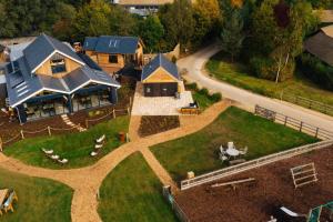 Zahrada ubytování Wren Lodge HM11 HOT TUB Lakeside Spa Property