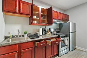 Dapur atau dapur kecil di 1BR Airy Apartment with Wi-Fi - Barry 2