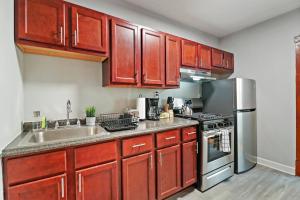 Dapur atau dapur kecil di 1BR Airy Apartment with Wi-Fi - Barry 2 +9 gambar