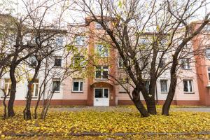 弗次瓦夫的住宿－Zabrodzka Family Apartment，建筑前的一群树木