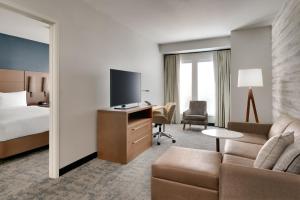 une chambre d'hôtel avec un lit et une télévision dans l'établissement Residence Inn by Marriott Vail, à Vail