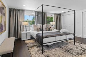 Un dormitorio con una cama con dosel y una ventana. en Luxury pool home near the beach!, en Seminole 48 fotos más