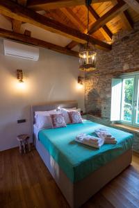 ein Schlafzimmer mit einem großen Bett in einem Zimmer in der Unterkunft Nostos Country House in Tsagkarada