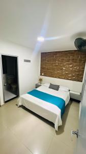 1 dormitorio con 1 cama grande en una habitación en Kromatic Hostel, en Medellín