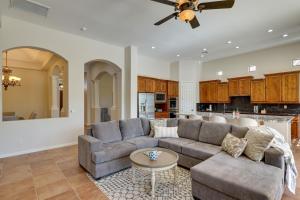 uma sala de estar com um sofá e uma mesa em Spacious North Phoenix Oasis with Pool and Patio! em Phoenix