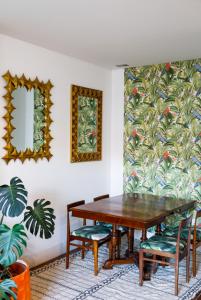 uma sala de jantar com uma mesa de madeira e cadeiras em Palm Tree House, Central apartemant in Principe Real em Lisboa