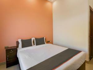 勒克瑙的住宿－North Hotel & Lawn，一间卧室配有一张大床和一个木制橱柜