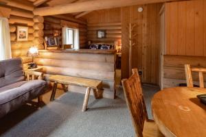 ein Wohnzimmer mit einem Sofa und einem Tisch in der Unterkunft Experience Montana Cabins - Bear's Den #4 in Bigfork