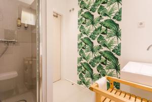 リスボンにあるPalm Tree House, Central apartemant in Principe Realのバスルーム(シャワー、洗面台、トイレ付)