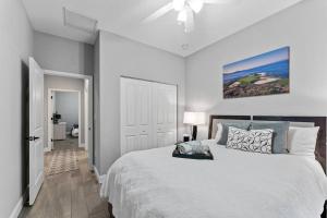 ラーゴにあるModern Pool Home w Putting Greenのベッドルーム1室(白いベッド1台、天井ファン付) +31枚の写真