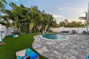 ラーゴにあるModern Pool Home w Putting Greenの裏庭(スイミングプール、緑の芝生付)