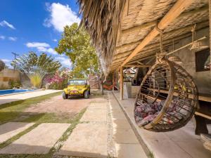 a yellow car parked in front of a building at Pousada Cavalo Bravo Preá Jeri in Prea