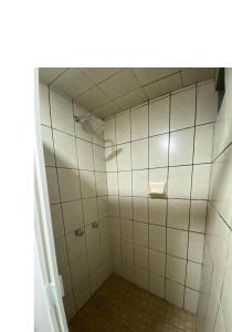 y baño con ducha de azulejos blancos. en Casa del bosque 2 en Valle de Bravo