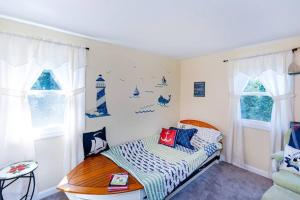 Habitación infantil con cama y mesa en White Horse Cozy House -8 min walk to the beach!, en Plymouth