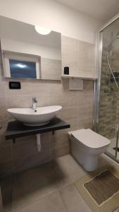 ein Badezimmer mit Waschbecken und Toilette in der Unterkunft La Petite Maison Coazze in Coazze