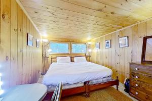 En eller flere senger på et rom på Friendly Pines Cabin