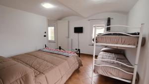 1 dormitorio con 2 literas en una habitación en La Petite Maison Coazze, en Coazze