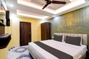 um quarto com uma cama grande e um tecto em The Crown em Calcutá