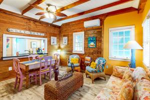 基韋斯特的住宿－Bahama House，客厅配有沙发和桌椅